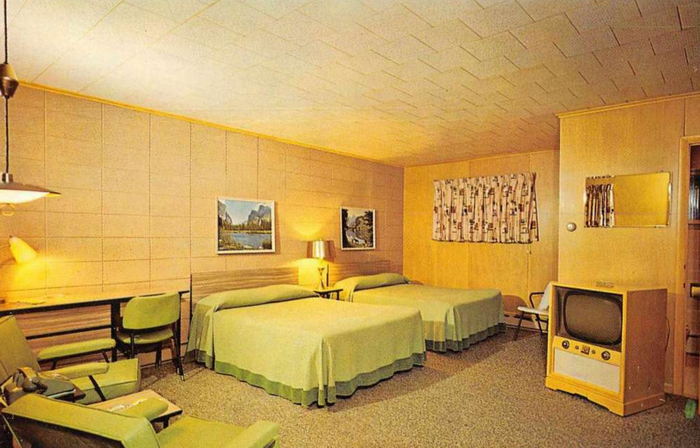 Budget Host Inn (Cloverland Court Motel, Cloverland Motel) - Old Postcard View (newer photo)